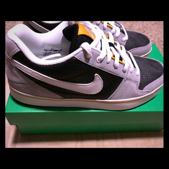 nike ruckus low